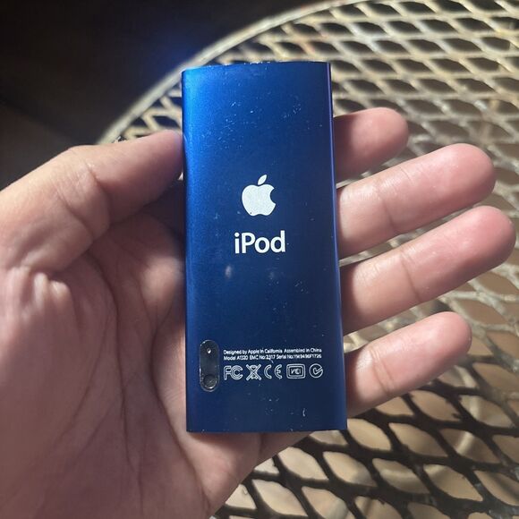 Apple iPod Nano 5th Gen 8GB A1320 Blue NEEDS BATTERY - Picture 2 of 5